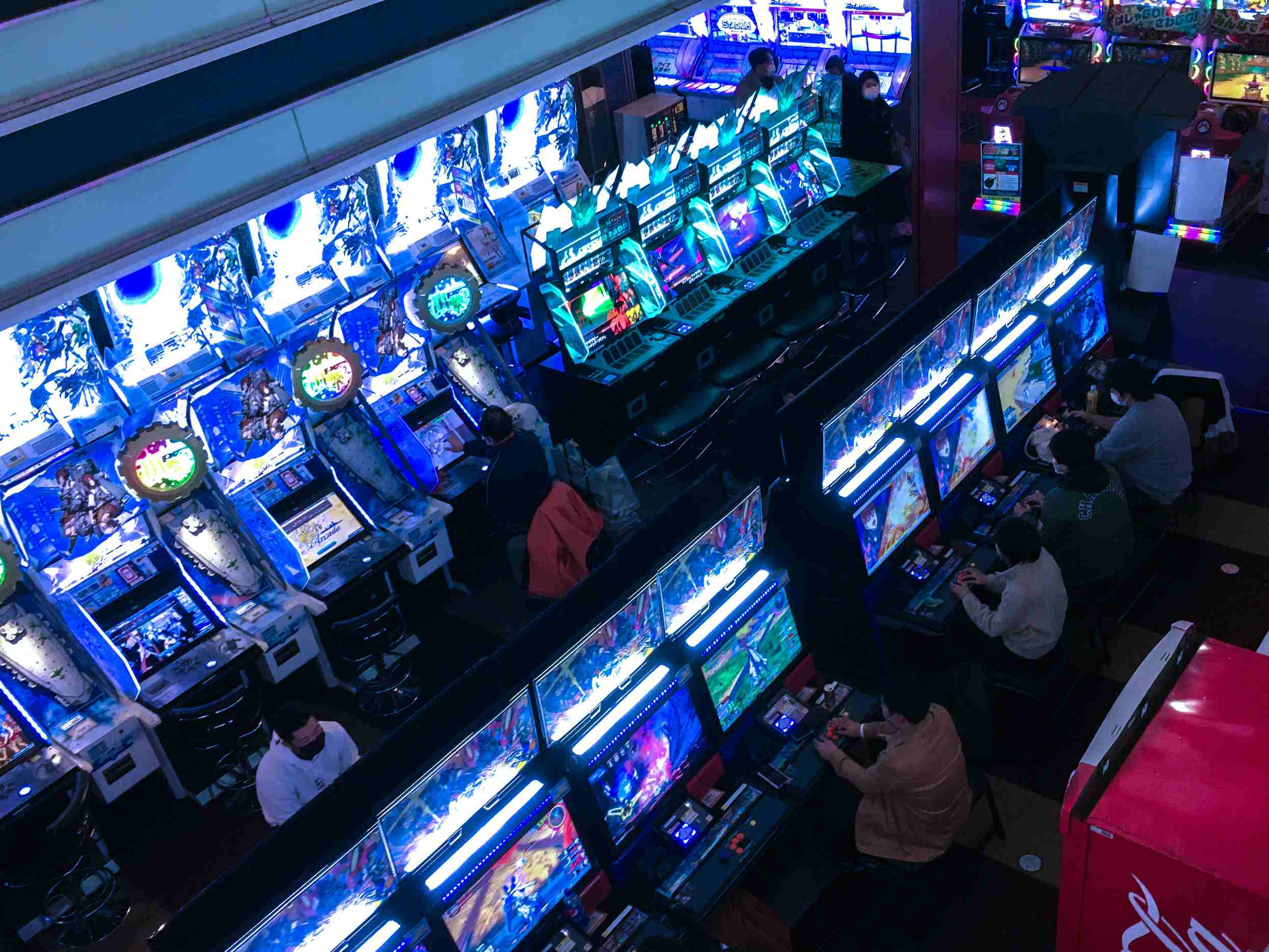 onegame品牌高光舞台画廊全景,暖金色灯光下的展示大厅